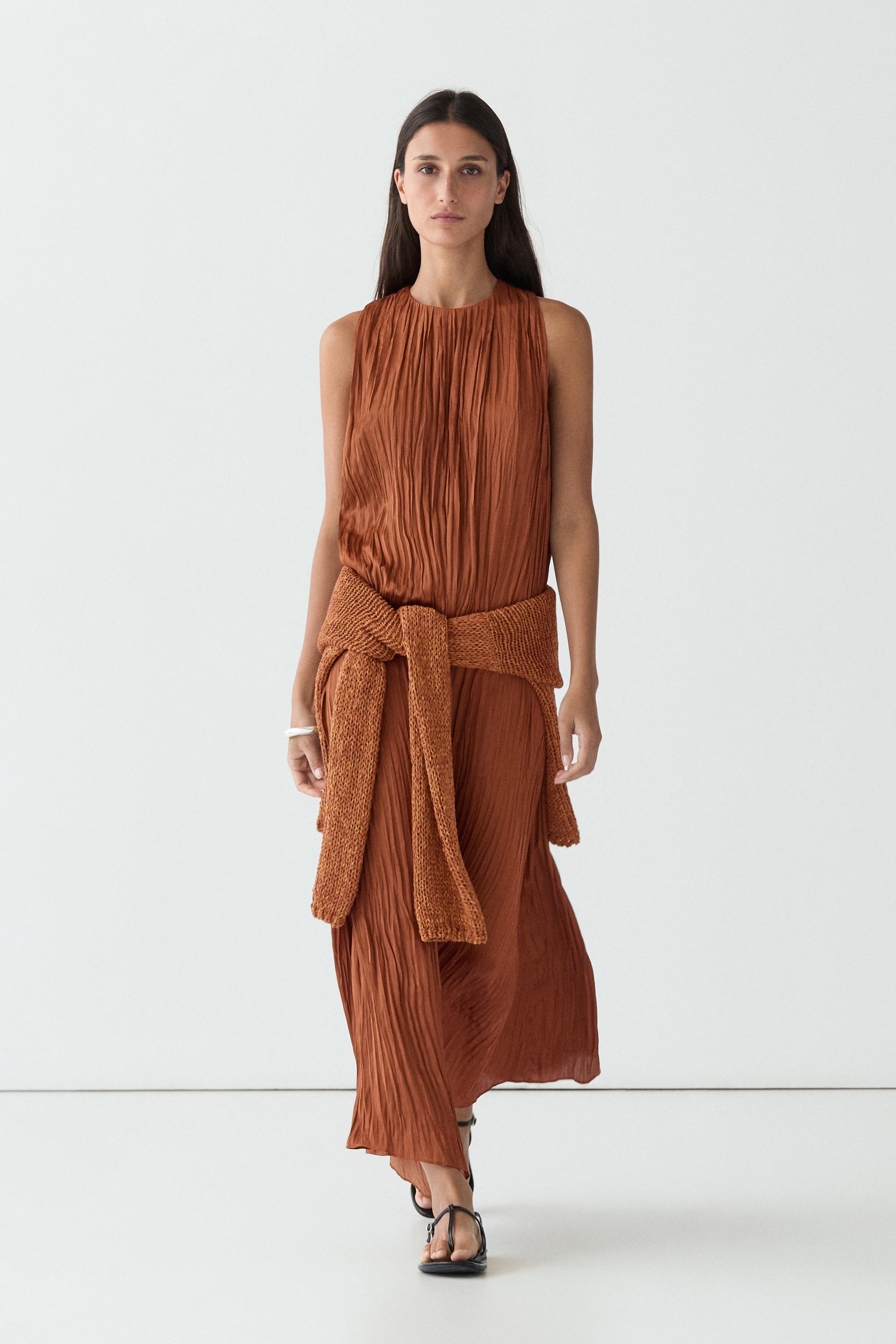 Robe longue plissée à encolure américaine